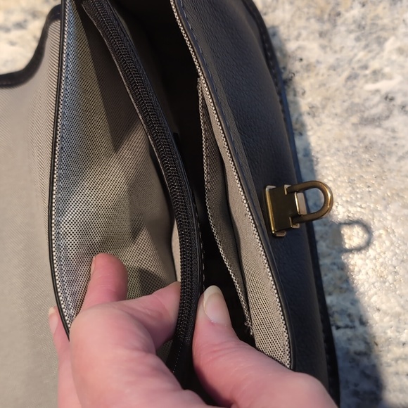 Fossil Heritage Flap black, crossbody purse. - Picture 4 of 9